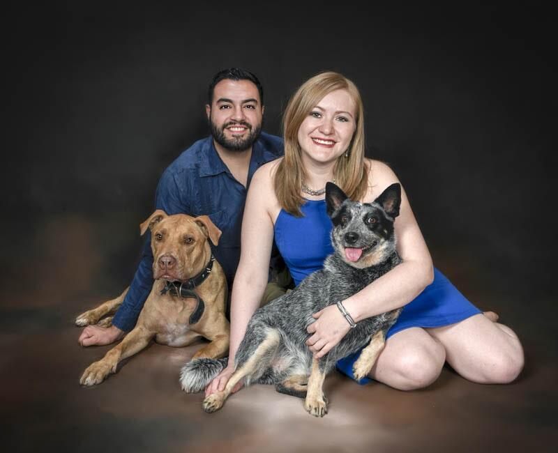 Retrato familiar de una pareja con sus mascotas