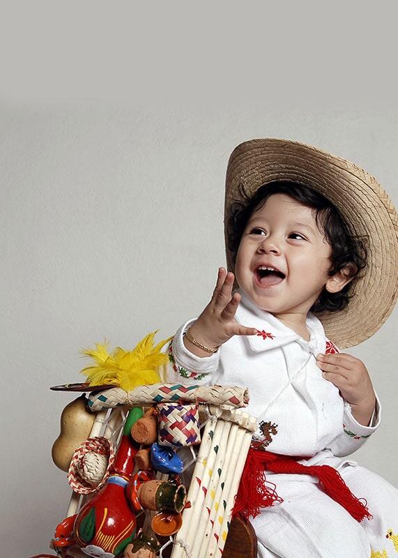 Retrato infantil con atuendo tradicional mexicano