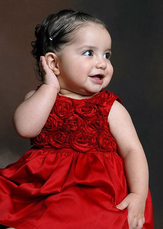 Retrato infantil de una niña con vestido rojo