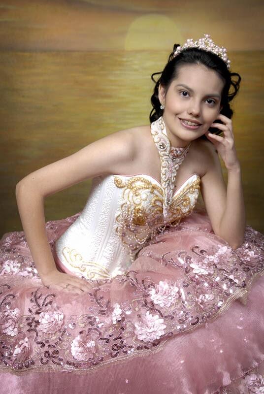 Retrato de estudio de una niña con vestido de gala