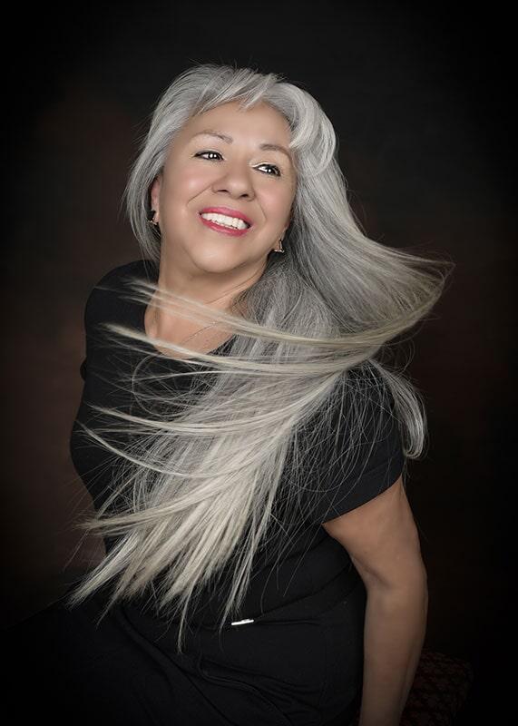 Retrato individual de una mujer realizado en estudio