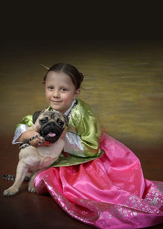 Retrato infantil de una niña acompañada por su mascota